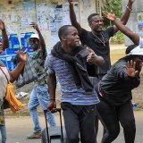 Des foules joyeuses ont célébré "la libération du Gabon".